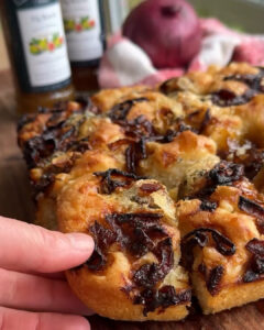 Φοκάτσια με καραμελωμένα κρεμμύδια