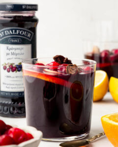 Ζεστό, αρωματικό κρασί με μαρμελάδα